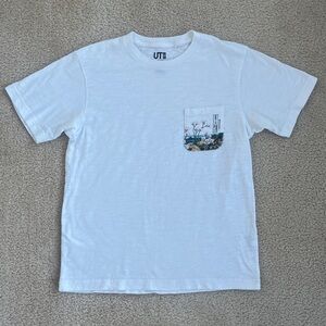 Uniqlo Hokusai Blue Graphic Pocket Tee Short Sleeve T-shirt in Men's Small